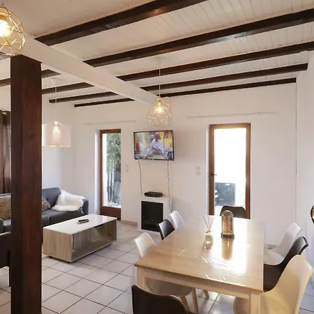 Maison Centre Jacuzzi Jardin Et Climatisation Holiday home *